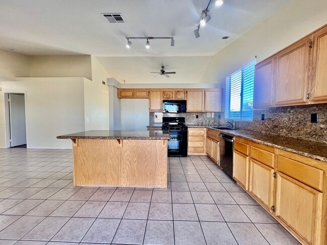 Building Photo - AVAILBLE NOW!! LOVELY 3-bedroom 2 bath Home in Indio!
