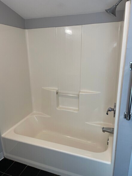 Full tub and shower - 126 W Front St
