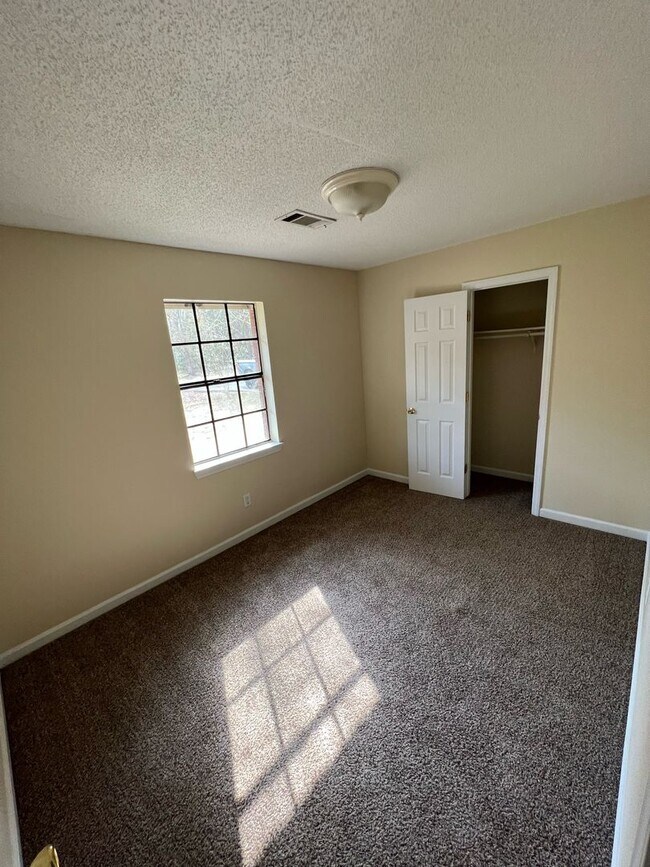 Building Photo - 1097 Live Oak Dr