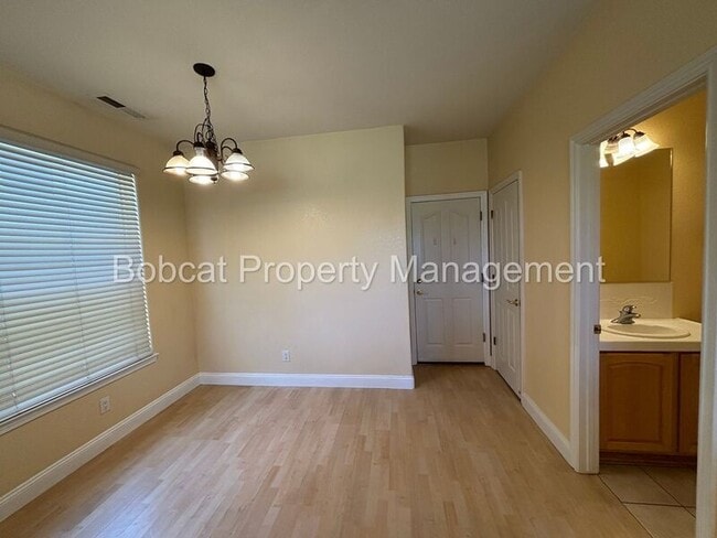 Building Photo - 1231 Flintwood Dr