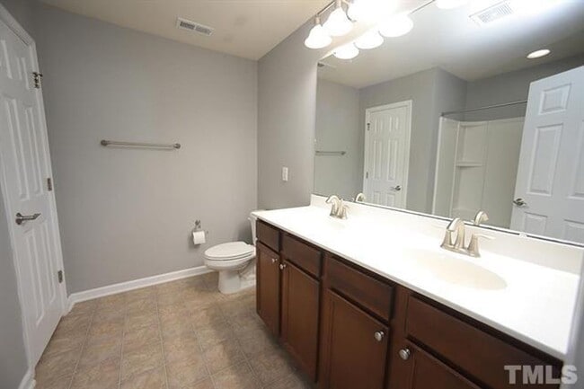 Building Photo - Spacious Home w/ Private Backyard