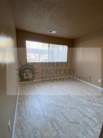 Building Photo - 1190 S Winery Ave