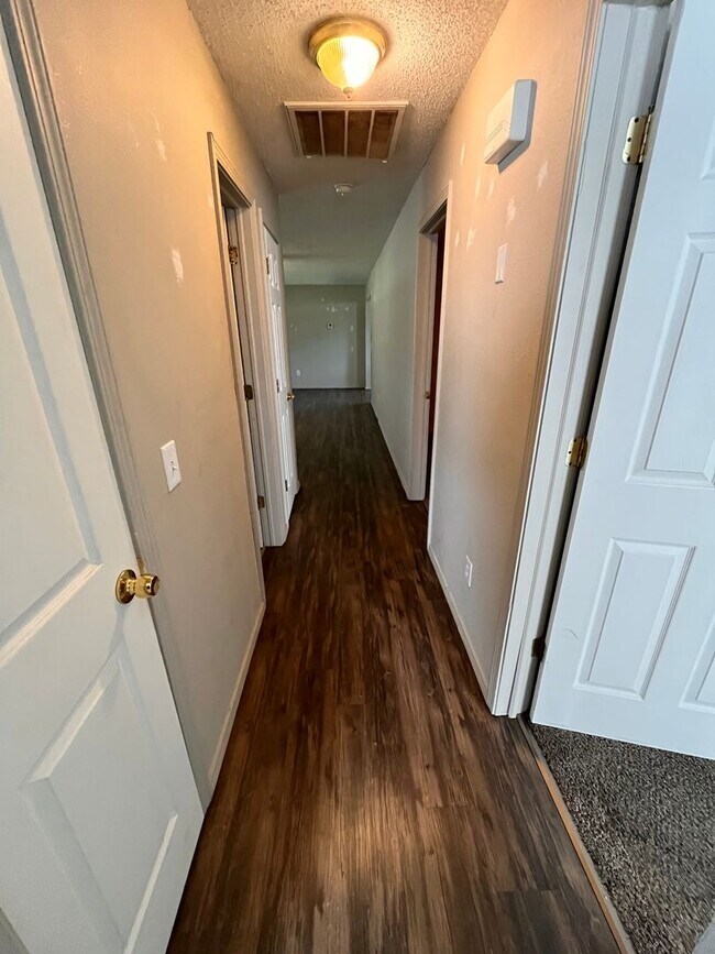 Building Photo - Brentwood 3 bedroom & 2 bathroom home, Huge Fenced Yard