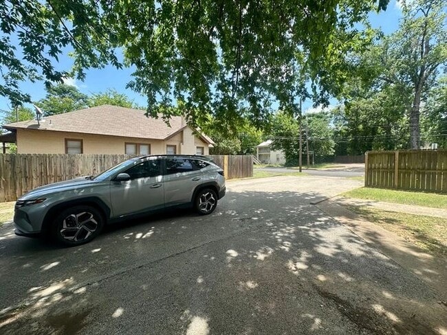 Building Photo - Charming 1-Bedroom Duplex in the Heart of ...