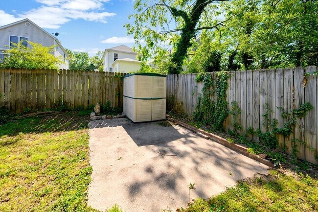 Building Photo - 610 Shepherd St