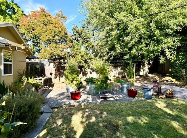 Building Photo - Lovely one level home in Northwest Santa R...