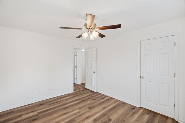 Building Photo - 3503 La Mesa Dr