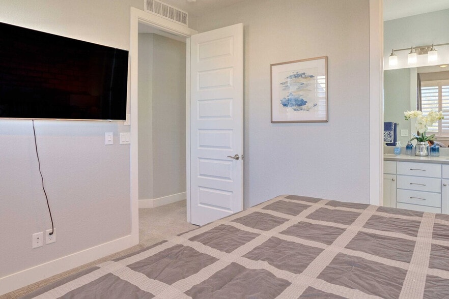 Building Photo - 4260 E Warren Ave