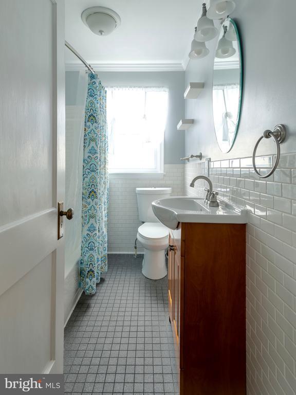 Building Photo - 16 Norva Ave