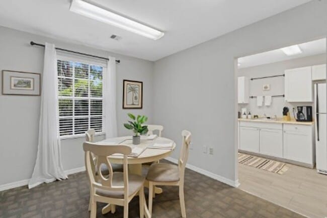 Building Photo - Quaint 2/1 home with plenty of yard, deck ...