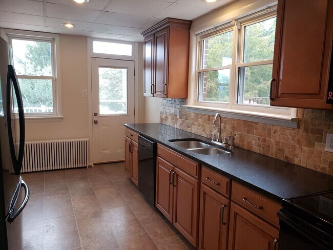 Building Photo - 2120 Mahantongo St