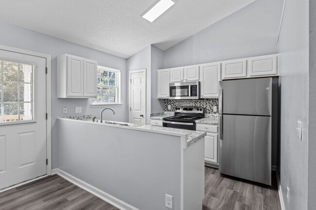 Building Photo - Beautiful 3 bedroom HOME