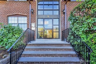 Building Photo - 812 Green Hollow Dr
