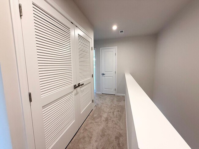 Building Photo - Modern 3-Bedroom Townhouse with Garage & P...