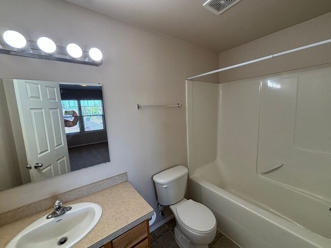 Building Photo - 3 Bedroom 2.5 Bath Two Story Duplex