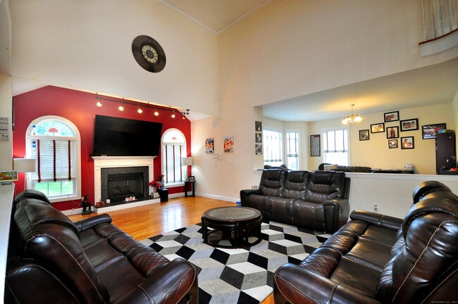 Building Photo - 3 Maplecrest Ln