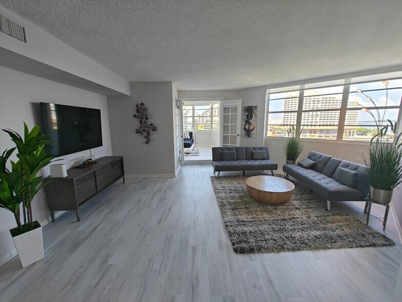 Building Photo - 801 Brickell Bay Dr