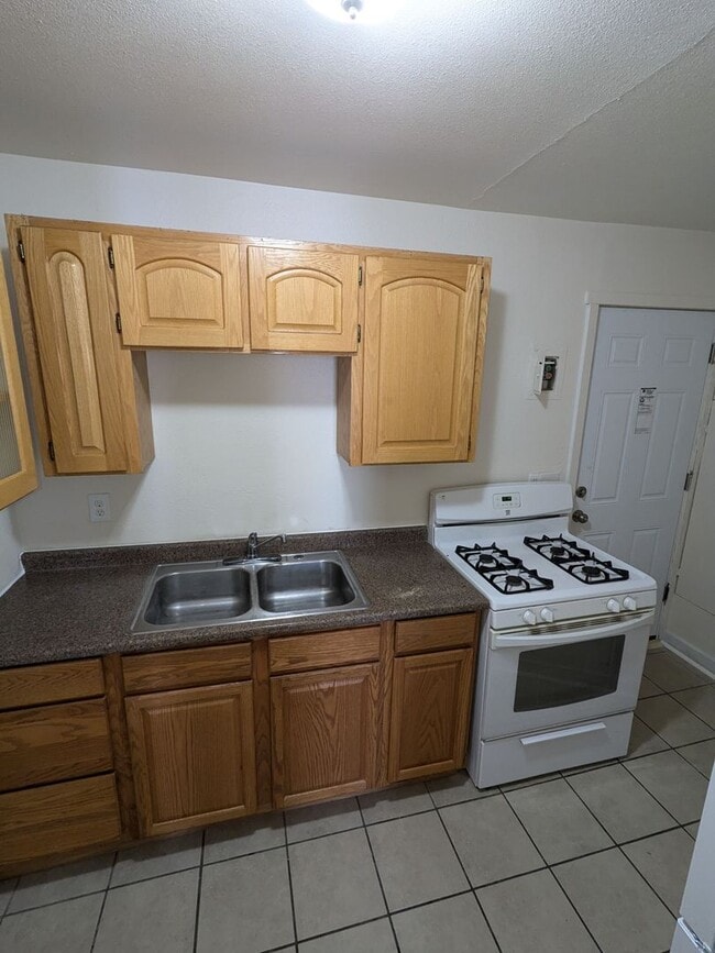 Building Photo - Ground Level 2 Bedroom, 2 Bath apartment. New flooring and paint. Tenant pays electric and natura...
