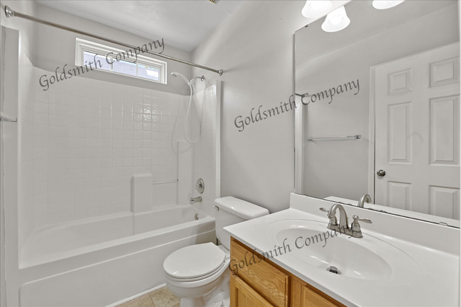 Building Photo - "3-Bedroom Retreat with Beautiful Hardwood...