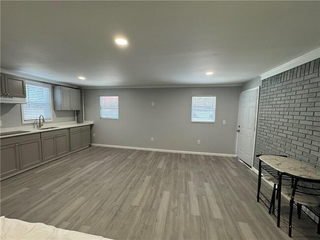 Building Photo - 5971 Robin Hood Ln