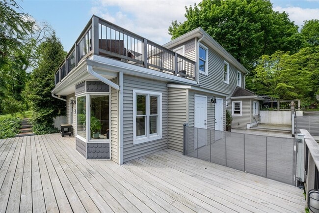 Building Photo - 32 Crescent Dr