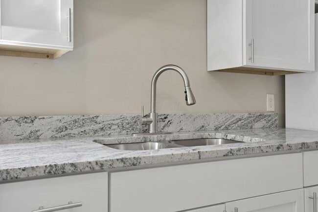 Building Photo - Updated 1BD/1BA
