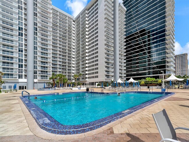 Building Photo - 2030 S Ocean Dr