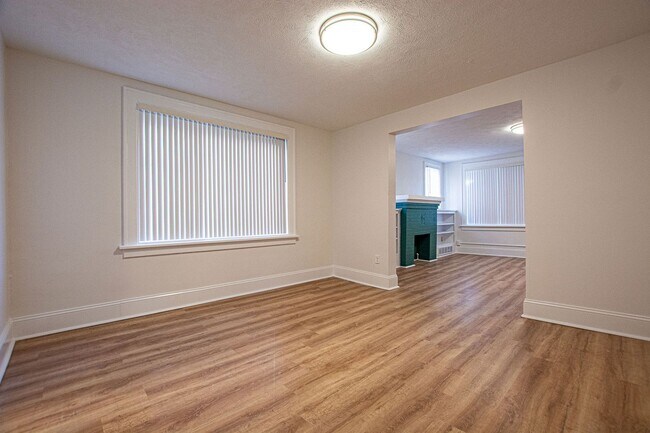 Building Photo - 3 Bedroom Duplex near downtown Omaha