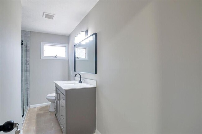 Building Photo - 4620 Central Dr