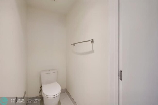 Building Photo - 16385 Biscayne Blvd