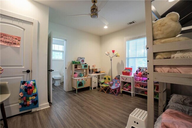 Building Photo - 811 King Rd