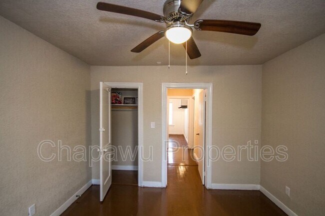 Building Photo - 932 Poinsettia St