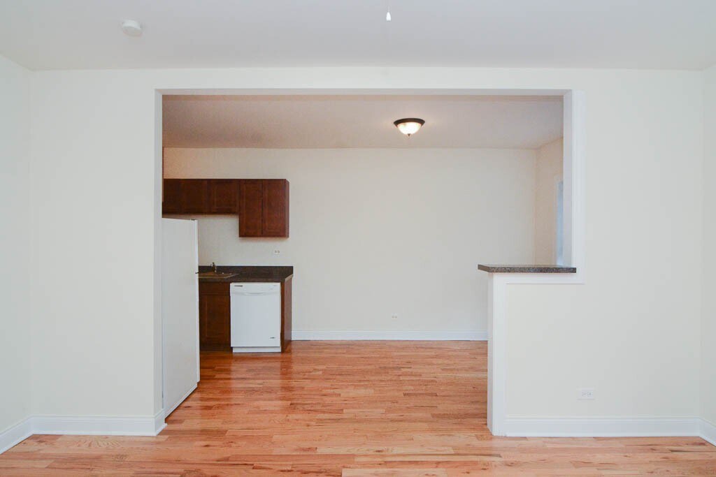 Building Photo - 629 W Cornelia Ave