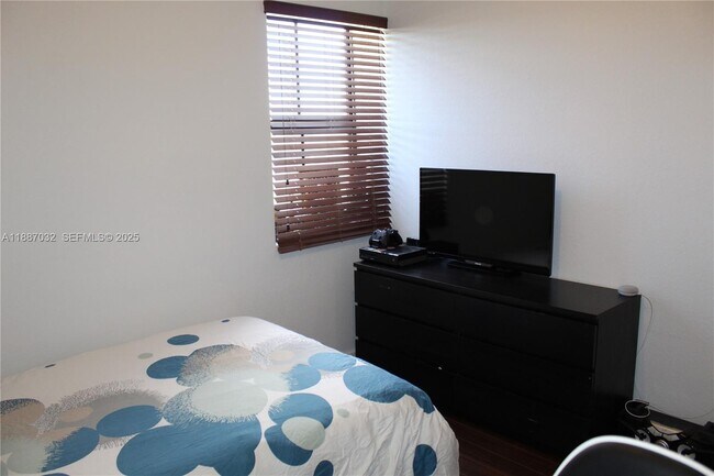 Building Photo - 3728 SE 5th Ct