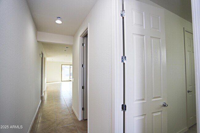 Building Photo - 1005 W Finch Dr