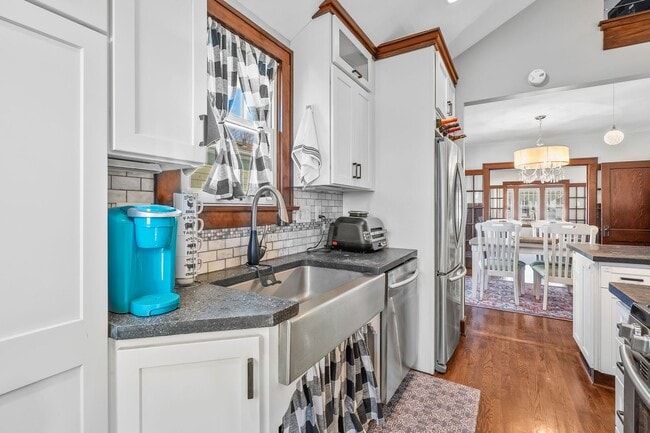 Building Photo - Charming 2-Bedroom Home for Rent in the He...