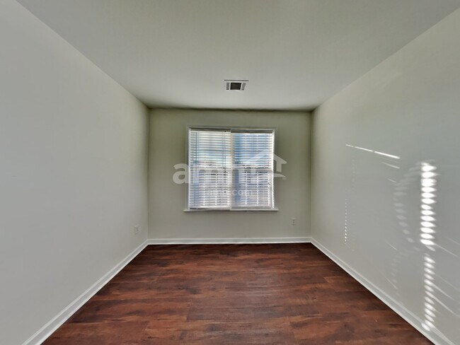 Building Photo - 237 Mott Rd