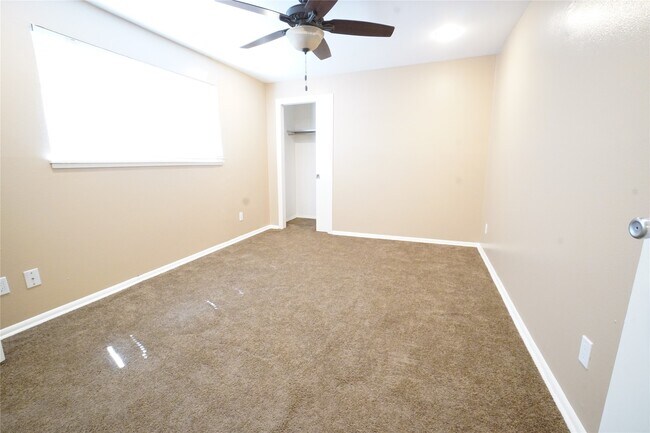 Building Photo - 2414 Mimosa Dr