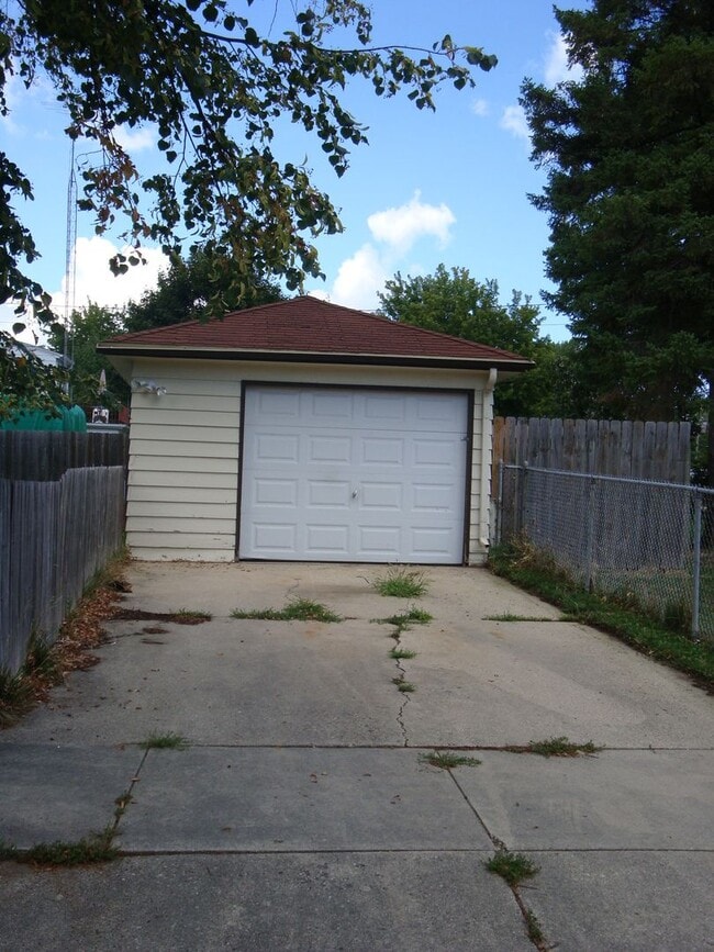 Building Photo - 3 Bedroom, 2 Bath Single Family Home in Quiet Kenosha Neighborhood