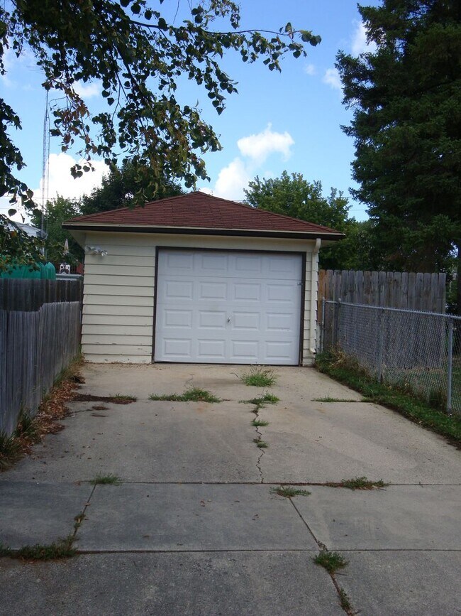 Building Photo - 5627 41st Ave