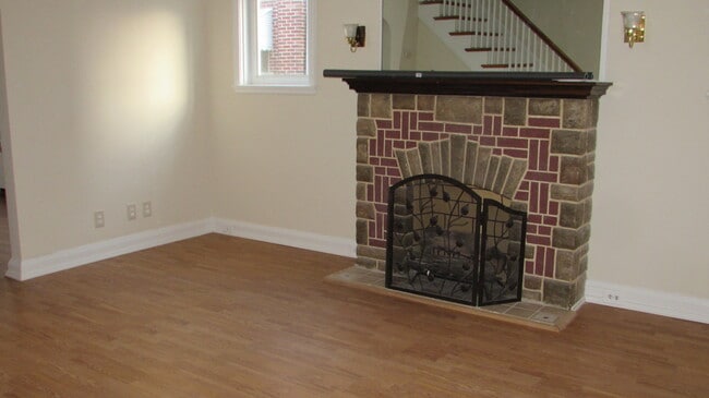 Building Photo - Beautiful Three Bedroom Home in Hamilton