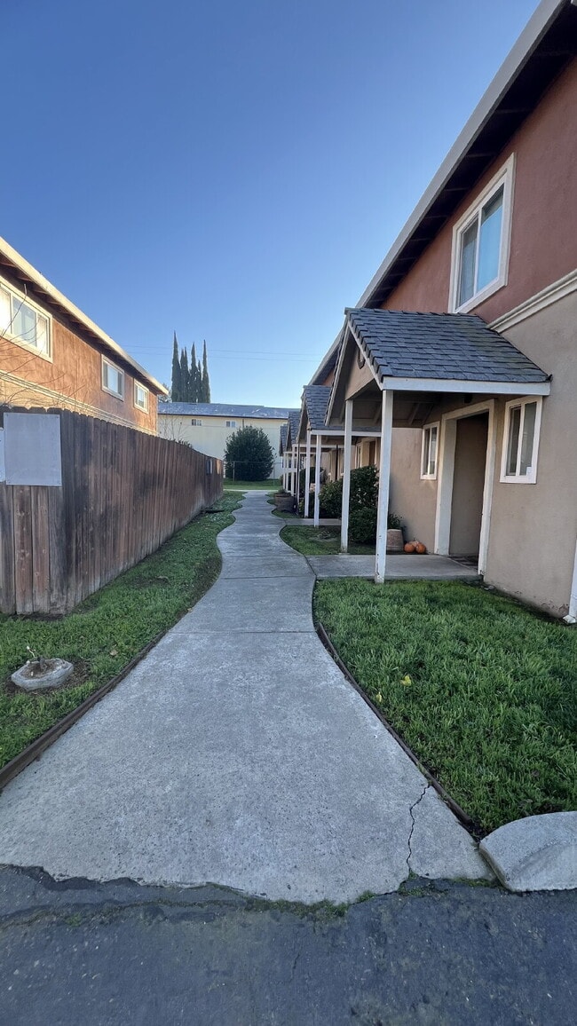 Building Photo - ** Move in special $1995 moves you in - Includes Deposit and January 2026 Rent. ** Updated interi...