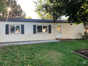 Building Photo - Newly Renovated home just 1400 feet from d...