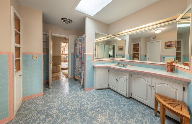 Building Photo - Stunning 4 Bed 3 Bath with a Pool!