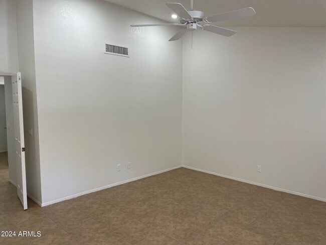 Building Photo - 839 E Meadow Ln