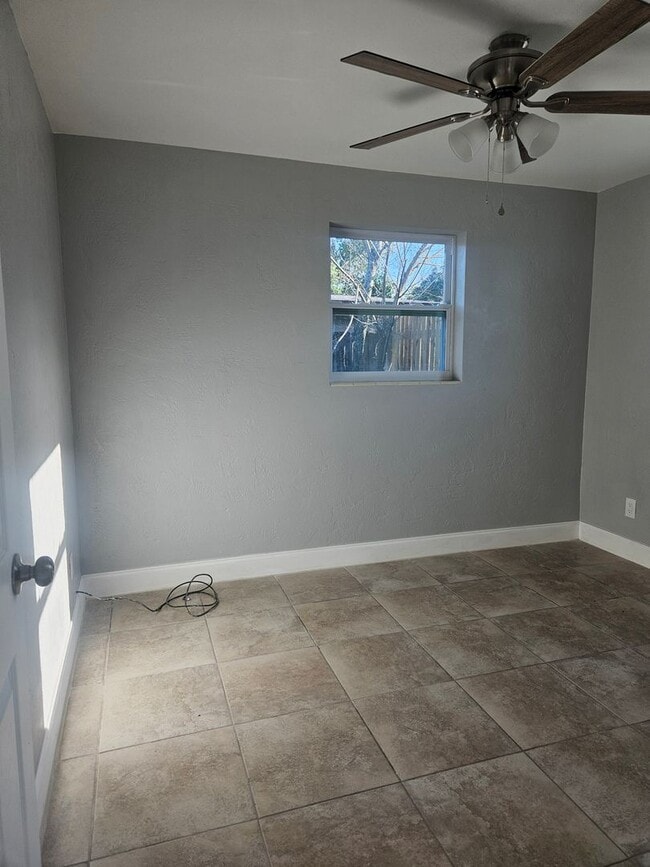 Building Photo - 838 Lewis Dr