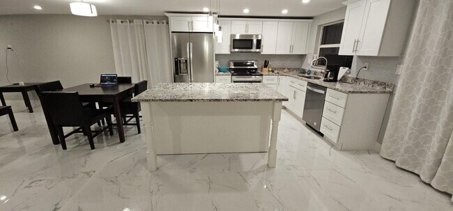 Building Photo - 2 bed, 2 bath waterfront retreat!