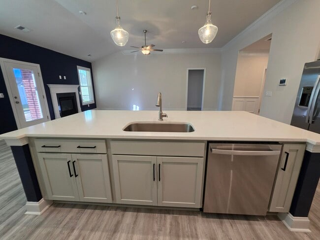 Building Photo - 3360 Rustic Dr