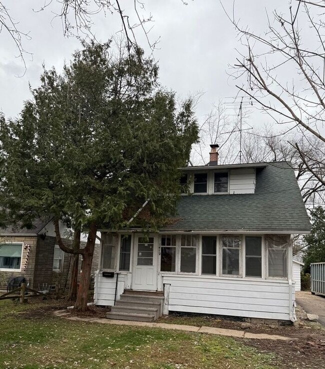 Building Photo - Fully Renovated 3 bed 2 bath home - Ask ab...