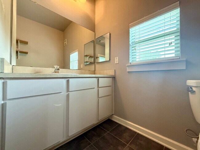 Building Photo - 1/1 with a garage!  Available for immediat...